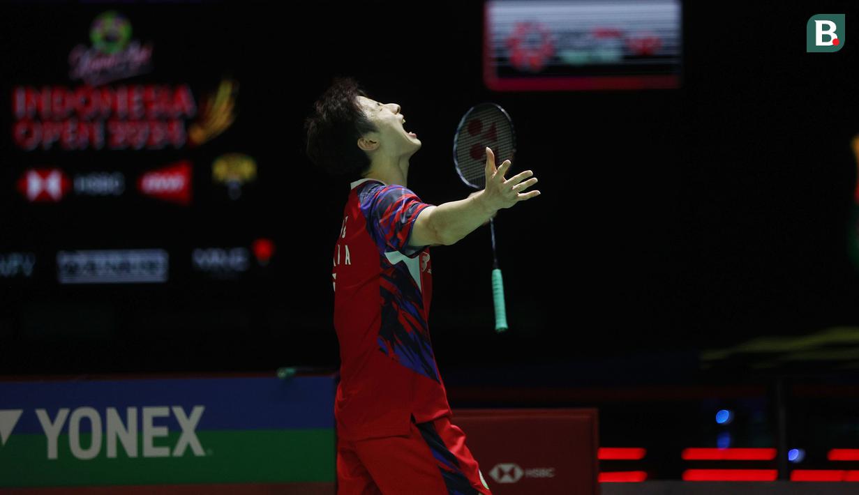 Setelah puasa gelar di tunggal putra selama 35 tahun, China akhirnya kembali membawa pulang trofi juara tunggal putra lewat keberhasilan Shi Yu Qi setelah mengalahkan wakil Denmark, Anders Antonsen dengan rubber game 21-9, 12-21 dan 21-14 dalam laga final turnamen bulu tangkis Indonesia Open 2024 di Istora Senayan, Jakarta, Minggu (9/6/2024). Gelar terakhir China di Indonesia Open pada sektor tunggal putra diraih Xiong Guo Bao pada edisi 1989 setelah mengalahkan wakil tuan rumah, Joko Suprianto. (Bola.com/M Iqbal Ichsan)