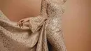 Gaun pengantin berwarna emas dari Laviena Wedding Gallery tersebut dihiasi payet emas yang mewah. Instagram/fuji_an/laviennawedingallery.