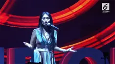 Anggun membuka dengan satu nomor miliknya sendiri berjudul "Bayang-Bayang Ilusi", Anggun diiringi oleh pianis Christian Kretschmar