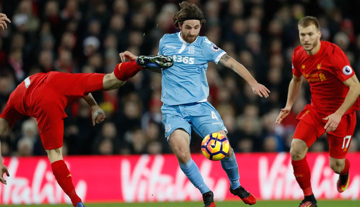 Gelandang Stoke City, Joe Allen berusaha melewati gelandang Liverpool, James Milner pada pertandingan Liga Inggris di Anfield, Liverpool, (28/12). Liverpool menang telak atas Stoke dengan skor 4-1. (Reuters/Carl Recine)