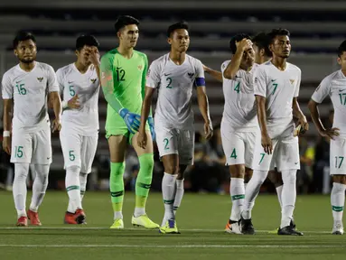 Para pemain Timnas Indonesia U-22 tampak kecewa usai dikalahkan Vietnam U-22 pada laga SEA Games 2019 di Stadion Rizal Memorial, Manila, Filipina, Minggu (1/12/2019). Indonesia kalah 1-2 dari Vietnam. (Bola.com/M Iqbal Ichsan)