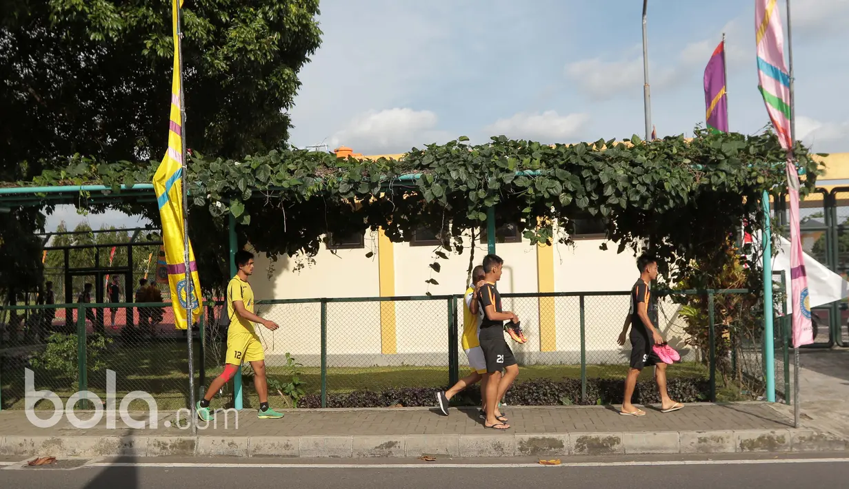 Para pemain Mitra Kukar berjalan kaki menuju lapangan UNY untuk berlatih, Senin (6/2/2017). Mitra Kukar akan melawan PSS Sleman pada Piala Presiden 2017 di Stadion Maguwoharjo, Sleman. (Bola.com/Nicklas Hanoatubun)