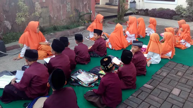 Salah satu konsep kurikulum pendidikan pesantren dianggap sebagai ihtiar baik untuk menangkal menurunya dekadensi moral generasi muda saat ini