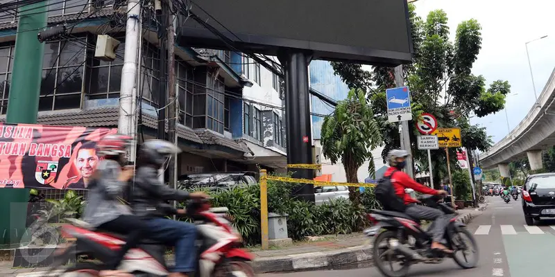 20161002-Garis Polisi Masih Terpasang di Videotron Mesum-Jakarta