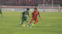 PSS Sleman takluk 0-1 dari Persis Solo pada babak 16 besar Liga 1 2017 di Stadion Manahan, Solo, Minggu (24/9/2017). (Bola.com/Ronald Seger Prabowo)