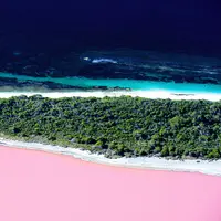 Beragam warna yang memanjakan mata jadi alasan tepat untuk jatuh cinta dengan danau-danau paling berwarna di bumi.