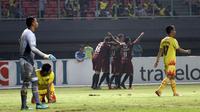 Pemain PSM berselebrasi seusai menjebol gawang Bhayangkara FC pada pekan ke-30 Liga 1 di Stadion Patriot Candrabhaga, Bekasi, Kamis (19/10/2017). (Bola.com/Dok. Bhayangkara FC)
