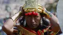 Ekspresi seniman, David Ancca saat melakukan peran sebagai Kaisar Inca dalam Festival Inti Raymi di kompleks benteng Sacsahuaman, Peru (24/6). (AFP Photo/Cris Bouronce)