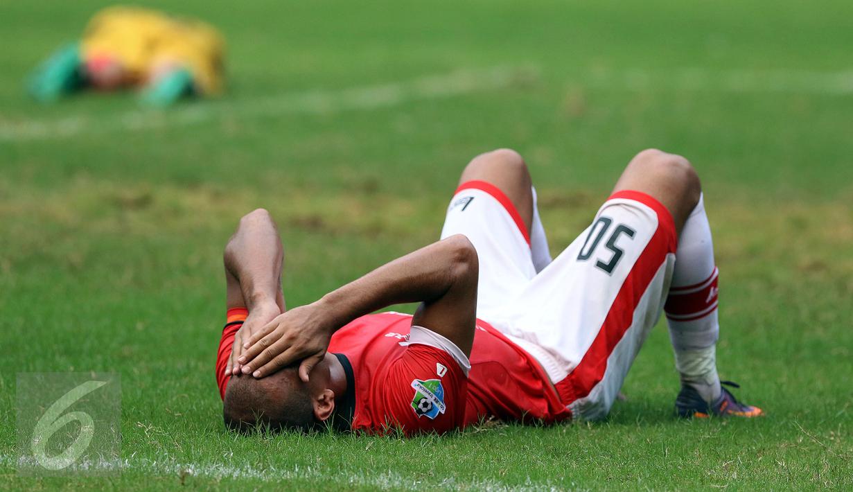 Gelandang Persija, Bruno Da Silva Lopes menutup wajah usai laga melawan Mitra Kukar di lanjutan Liga 1 Indonesia di Stadion Patriot Candrabhaga, Bekasi, Minggu (14/5). Laga kedua tim berakhir imbang 1-1. (Liputan6.com/Helmi Fithriansyah)