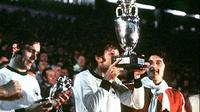 Bintang tim nasional Cekoslovakia, Antonin Panenka, saat mencium trofi Piala Eropa 1976 usai mengalahkan Jerman Barat 5-3 lewat babak adu penalti. (UEFA)