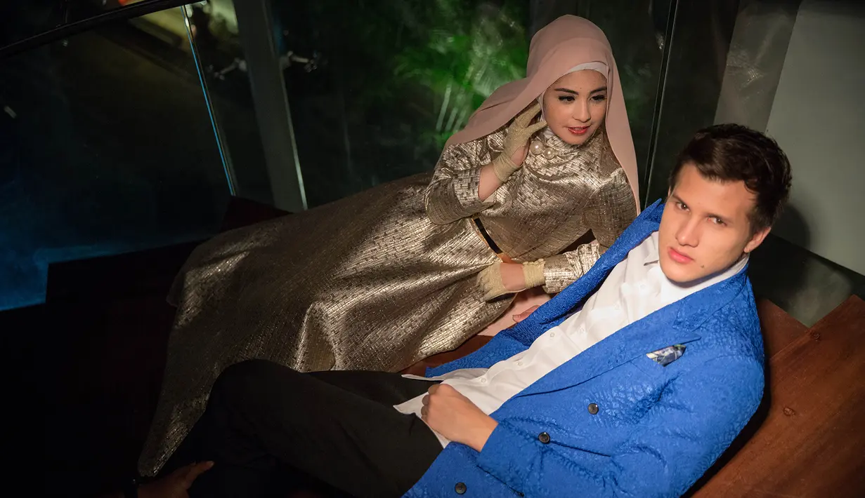Risty Tagor; Hijab & dress by laricaboutique IG @laricaboutique, sarung tangan by Normamoi IG @normahauri, kalung by number9 IG @nubernineonline. Stuart Collin:  blazer by Yudhistira IG @yudhistira_tyra. (M. Akrom Sukarya/Bintang.com)
