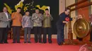 Ketua MPR RI Zulkifli Hasan memukul gong saat pembukaan Halaqah Kebangsaan yang diadakan MUI dan Fraksi PPP, Jakarta, Selasa (23/12/2014). (Liputan6.com /Andrian M Tunay) 