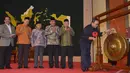 Ketua MPR RI Zulkifli Hasan memukul gong saat pembukaan Halaqah Kebangsaan yang diadakan MUI dan Fraksi PPP, Jakarta, Selasa (23/12/2014). (Liputan6.com /Andrian M Tunay) 