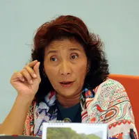 Menteri KKP, Susi Pudjiastuti memberi pernyataan terkait penyelamatan hiu paus dari pemanfaatan secara illegal, Jakarta, (27/5). Hasil operasi ditemukan hiu paus di keramba jaring apung PT Air Biru Maluku. (Liputan6.com/Helmi Fithriansyah)