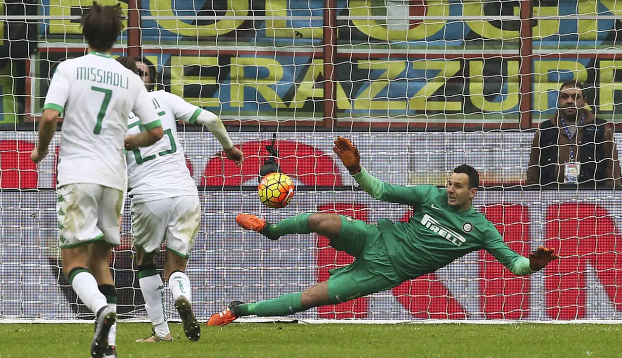 Proses terjadinya gol Sassuolo yang dicetak Domenico Berardi melalui penalti saat injury time babak kedua. Akibat kekalah itu La Beneamata tergusur dari puncak klasemen. (Reuters/Stefano Rellandini)