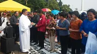 Meski dalam suasana sederhana, para jemaat GKI Yasmin dan HKBP Filadelfia tetap khidmat mejalankan ibadahnya meski di bawah terik matahari.