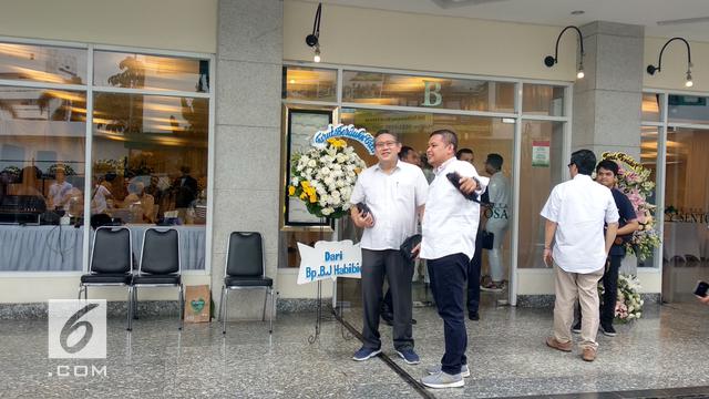 Karangan bunga untuk Eka Tjipta Widjaja di rumah duka dari mantan presiden B. J. Habibie.