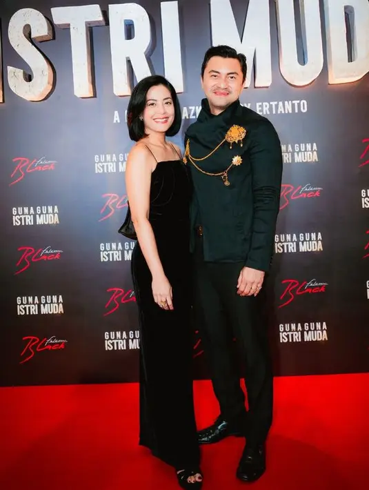 Melengkapi tampilannya dengan wedges strap hitam dan tampak Luli mengenakan naik arti di kaki kukunya warna hitam. Ia pun berfoto bersama lawan mainnya, Anjasmara yang mengenakan beskap hitam dihiasi bros berantai. [@armanfebrayan]