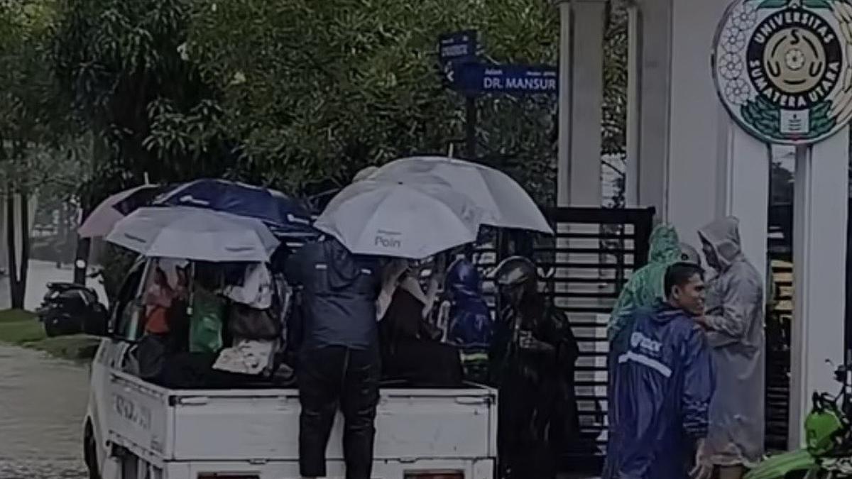 Dramatis, Wisudawan USU Medan Naik Pikap Terobos Banjir yang Menggenangi Jalanan Kampus