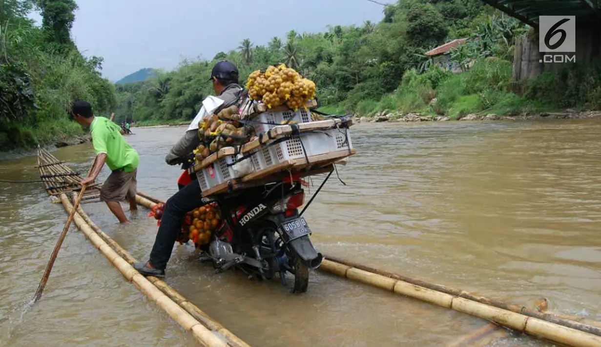 Pengendara roda dua memanfaatkan jasa perahu rakit untuk menyeberangi Sungai Cisadane di Rumpin, Bogor, Selasa (13/3). Akibat rusaknya jembatan akses  utama Rumpin-Ciseeng, warga menaiki perahu rakit dengan tarif Rp10.000. (Liputan6.com/Achmad Sudarno)