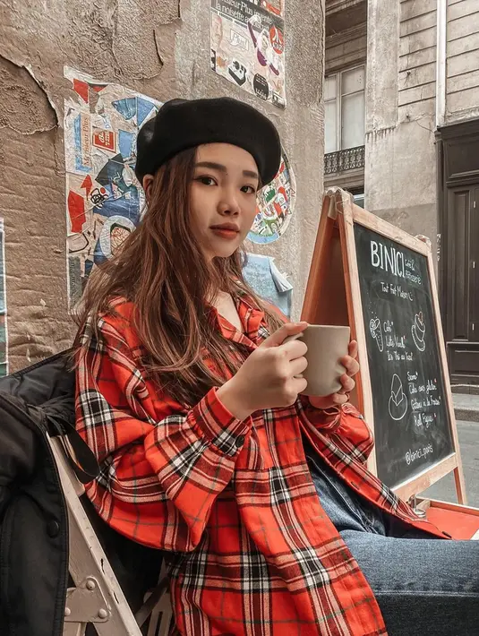 Finalis termuda MasterChef Indonesia juga senang mengunjungi kafe-kafe keren. Seperti saat ia mampir di salah satu kafe yang ada di Paris, Prancis. Gayanya saat menikmati minuman pun mencuri perhatian publik. (Liputan6.com/IG/@jesselyn.mci8)