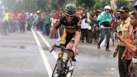 Ekspresi Thomas Rabou setelah finis pertama Etape 7 Tour de Singkarak 2015, Jumat (9/10/2015). (Bola.com/Arief Bagus)