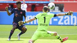 Pemain Bayern Munchen, Kingsley Coman, mencetak gol ke gawang Bayer Leverkusen pada laga Bundesliga di BayArena, Sabtu (6/6/2020). Bayern Munchen menang 4-2 atas Bayer Leverkusen. (AP/Matthias Hangst)