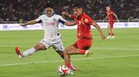 Duel antara Rio Fahmi (kiri) dan Dony Tri Pamungkas (kanan) saat pertandingan Persija Jakarta vs Arema FC BRI Super League pekan ke-20 yang berlangsung di Stadion Utama Gelora Bung Karno, Minggu (8/2/2026) malam WIB. (Bola.com/Abdul Aziz)