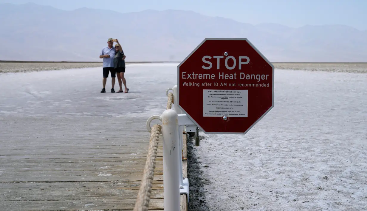 Tanda peringatan bahaya panas ekstrem di Badwater Basin, Taman Nasional Death Valley, California, AS, Senin (17/8/2020). Suhu terpanas di dunia terpantau terjadi di Taman Nasional Death Valley yang mencapai 130 derajat Fahrenheit (54,4 derajat Celcius) pada Minggu 16 Agustus. (AP Photo/John Locher)
