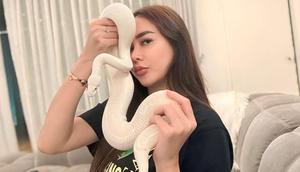 Aura Kasih bareng ular putih peliharaannya yang eksotis. [IG: @aurakasih]