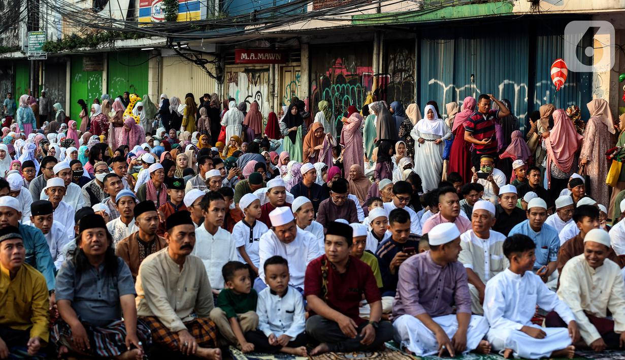 Pada pelaksanaan Salat Idul Fitri tahun ini kembali ramai pasca pemerintah mencabut kebijakan PPKM akibat Covid-19. (Liputan6.com/Johan Tallo)