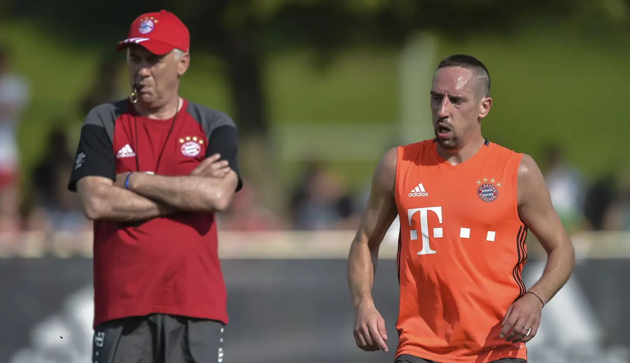 Bintang Bayern Munchen, Franck Ribery tengah serius berlatih bersama pelatih barunya Carlo Ancelotti di Stadion klub FC Bayern Munich, Jerman, (11//7/2016). (AFP/Guenter Schiffmann)