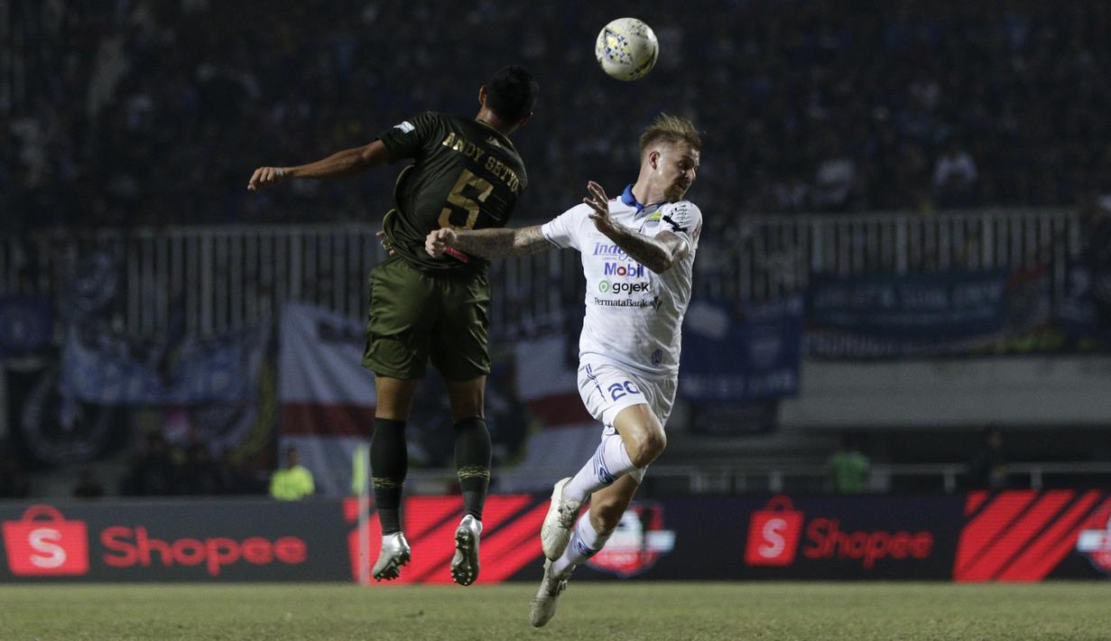 Striker Persib Bandung, Kevin Kippersluis, berebut bola atas dengan bek Tira Persikabo, Andy Setyo, pada laga Shopee Liga 1 di Stadion Pakansari, Bogor, Sabtu (14/9). Tira Persikabo bermain imbang 1-1 atas Persib Bandung. (Bola.com/Yoppy Renato)