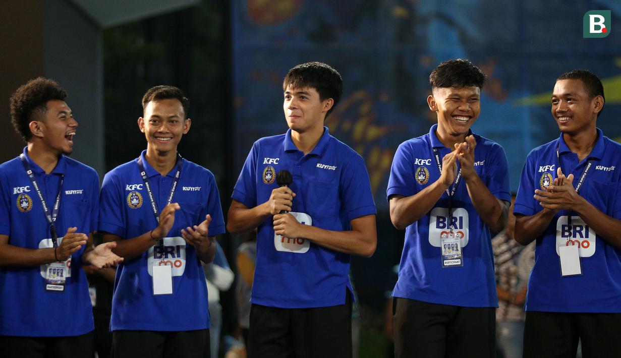 <p>Pemain Timnas Indonesia U-16, Ji Da-bin menyapa pelatih kepala Timnas Indonesia, Shin Tae-yong&nbsp;saat&nbsp;kegiatan BRImo Future Garuda di Lapangan BRILiaN Stadium, Jalan Fatmawati Raya, Jakarta, Selasa (30/05/2023). (Bola.com/Bagaskara Lazuardi)</p>
