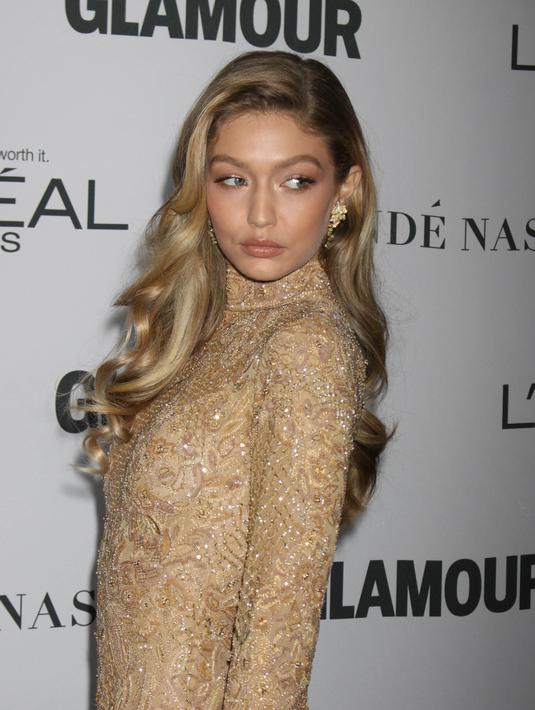 Model Gigi Hadid memeriahkan karpet merah acara tahunan Glamour Women Of The Year 2017 di Brooklyn, New York, Senin (13/11). Ratu catwalk itu tampak glamor dengan mode rambut emasnya yang ditata menjadi ikal yang elegan. (Evan Agostini/Invision/AP)