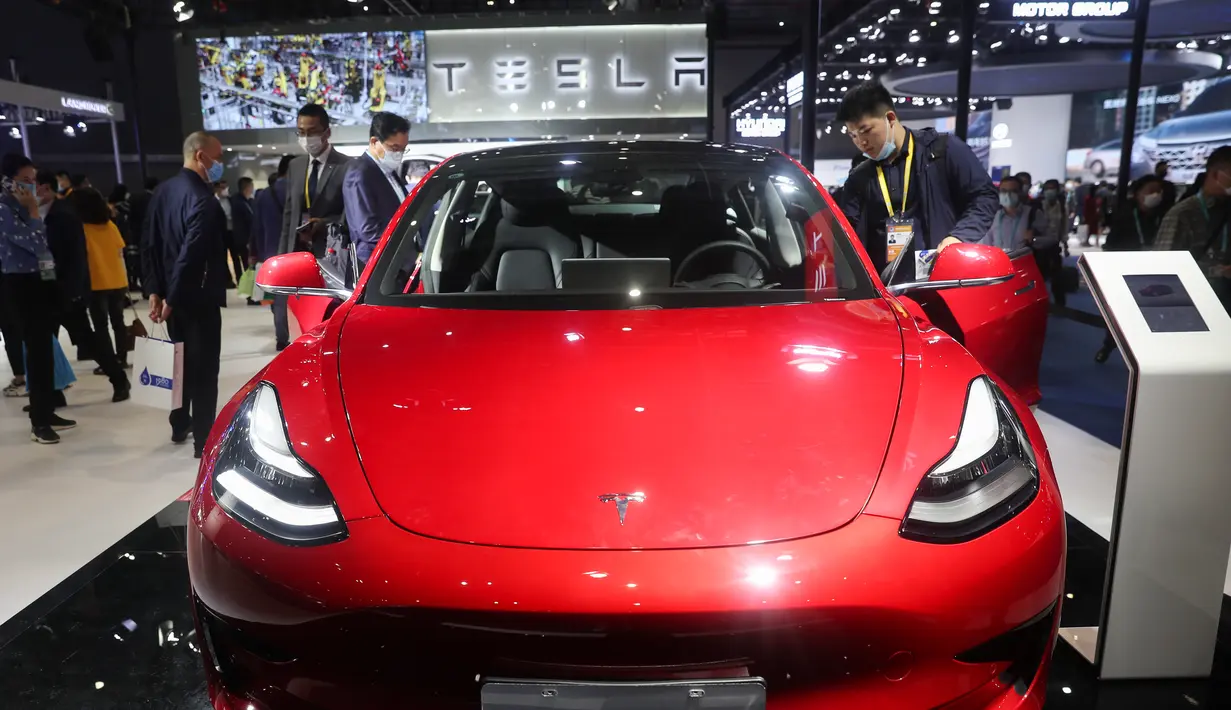 Sebuah mobil listrik Tesla Model 3 terlihat di area pameran Automobile selama gelaran Pameran Impor Internasional China (China International Import Expo/CIIE) ketiga di Shanghai, China timur, pada 6 November 2020. (Xinhua/Ding Ting)