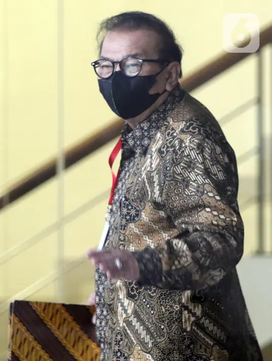 Gubernur Jawa Timur (Jatim) periode 2014-2019, Soekarwo saat tiba di Gedung Merah Putih Komisi Pemberantasan Korupsi (KPK), Jakarta, Selasa (8/11/2022). Soekarwo dijadwalkan diperiksa untuk tersangka Kepala Badan Pengelola Keuangan dan Aset Daerah (BPKAD) Provinsi Jatim 2014-2016 dan Kepala Bappeda Provinsi Jatim 2017-2018 Budi Setiawan. (Liputan6.com/Helmi Fithriansyah)