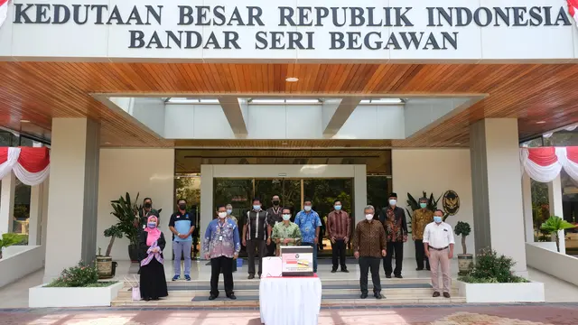 KBRI Brunei Darussalam memberikan donasi untuk menangani COVID-19. (Dok: Kemlu RI)
