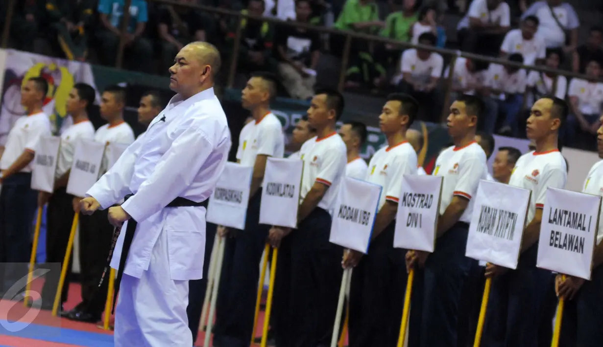 Sejumlah karateka mengikuti penutupan Kejurnas Karate Piala Panglima TNI ke-IV di GOR Mabes TNI, Jakarta, Minggu (21/8). Acara penutupan ini dihadiri Kepala Staf TNI AD, TNI AL dan TNI AU. (Liputan6.com/Helmi Afandi)