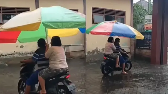 6 Aksi Kocak Orang Naik Motor Bawa Payung Ini Jadi Pusat Perhatian