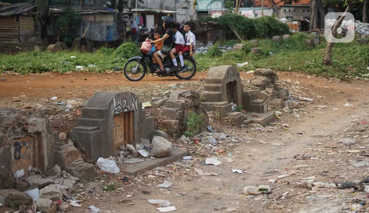Pengendara motor melintas di sekitar Taman Pemakaman Umum (TPU) Menteng Pulo, Jakarta, Selasa (3/12/2019). Pemprov DKI Jakarta berencana merevitalisasi 17 TPU serta akan melakukan perluasan lahan makam hingga 794,83 hektar. (Liputan6.com/Immanuel Antonius)