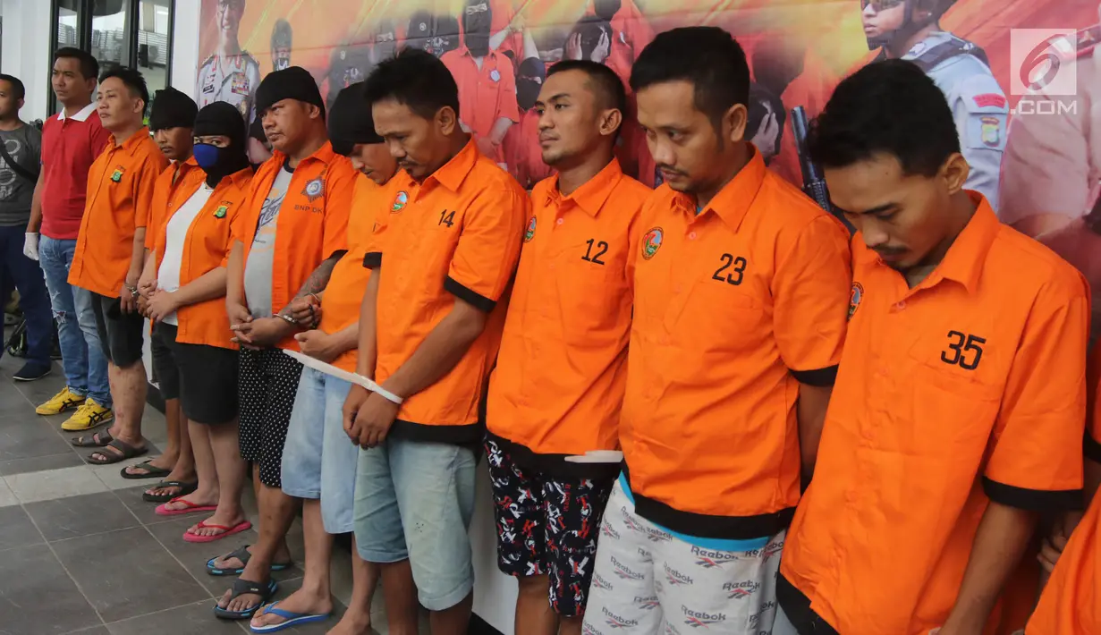 Sejumlah tersangka dihadirkan dalam rilis barang bukti narkoba jenis ekstasi di Polda Metro Jaya, Rabu (30/5). Tim Subdit Ditresnarkoba Polda Metro mengagalkan peredaran 50 ribu ekstasi jaringan Jerman di Jakarta dan Surabaya. (Liputan6.com/Arya Manggala)