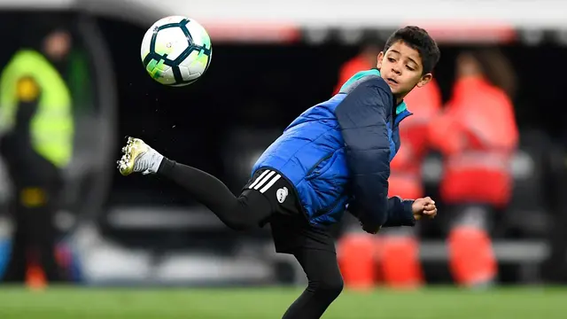 Saat Anak Ronaldo Pamer Skill di Bernabeu