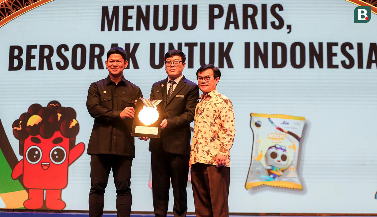 <p>Ketua Umum Komite Olimpiade Indonesia Raja Sapta Oktohari (kiri), CEO Aice Group Jack Wang, dan Staf Ahli Bidang Inovasi Kemenpora Yohan berfoto bersama saat acara peresmian Aice sebagai es krim ofisial Tim Indonesia di Olimpiade 2024 di Djakarta Theater XXI, Jakarta, Jumat (05/07/2024). (Bola.com/Bagaskara Lazuardi)</p>