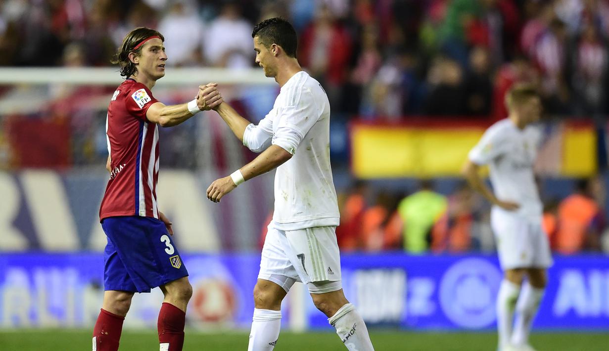 Pemain Atletico Madrid, Filipe Luis (kiri) bersalaman dengan Cristiano Ronaldo usai Derby laga La Liga Spanyol yang berakhir imbang di Stadion Vicente Calderon,  Madrid, (4/10/2015). (AFP Photo/ Javier Soriano)