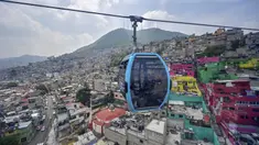 Penumpang melakukan perjalanan dengan sistem kereta gantung yang dijuluki Cablebus setelah peresmiannya di pinggiran Mexico City, Meksiko, 12 Juli 2021. Mexico City mulai mengoperasikan sistem kereta gantung yang menjanjikan untuk menghemat waktu bagi ribuan pengguna. (PEDRO PARDO/AFP)