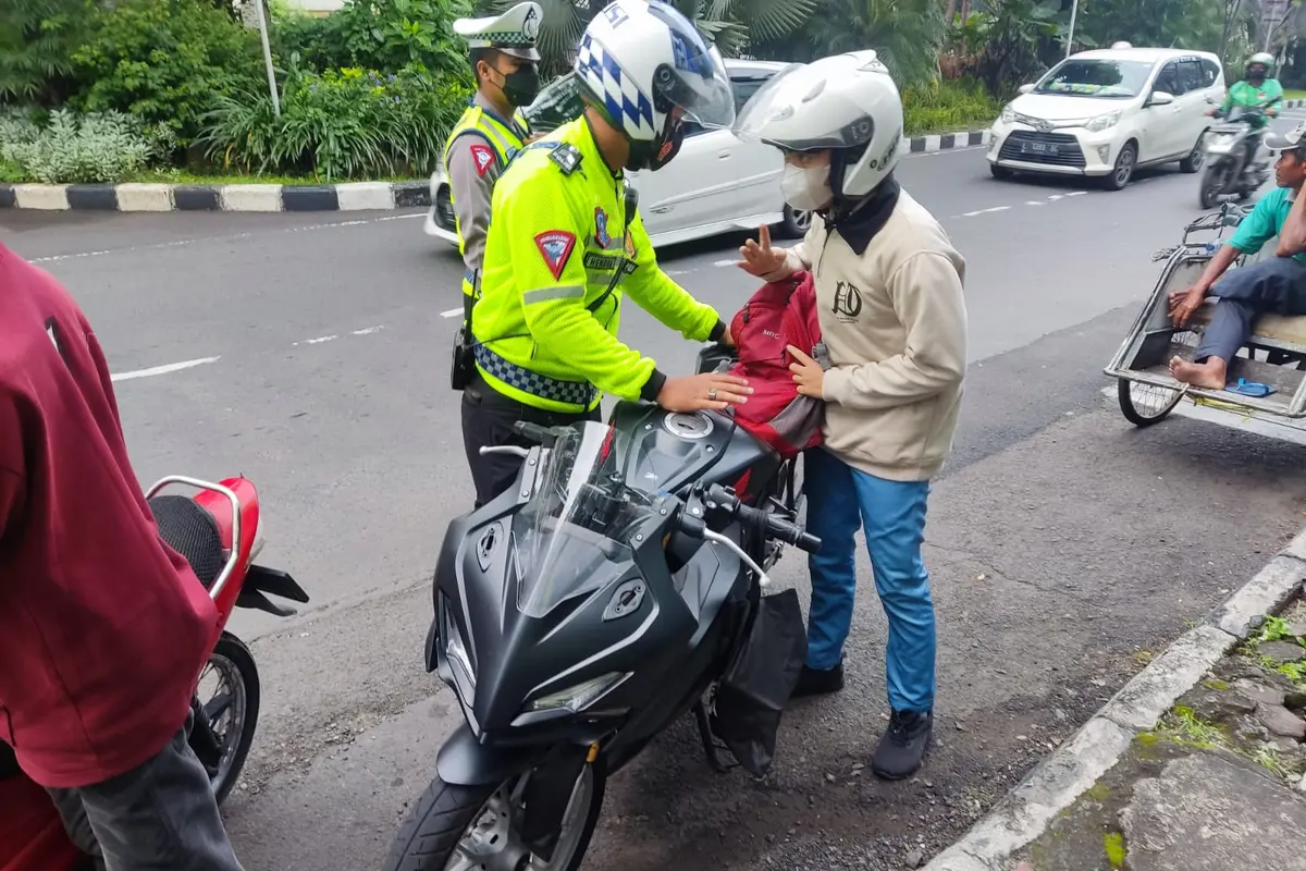 Polisi menindak pengendaran saat Operasi Patuh Semeru di Surabaya. (Dian Kurniawan/Liputan6.com)