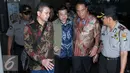 Direktur PT Agung Sedayu Group, Richard Halim Kusuma (batik biru) dikawal saat akan keluar dari Gedung KPK usai menjalani pemeriksaan, Jakarta, Jumat (29/4). Richard diperiksa sebagai saksi dari tersangka Ariesman Widjaja. (Liputan6.com/Helmi Afandi) 
