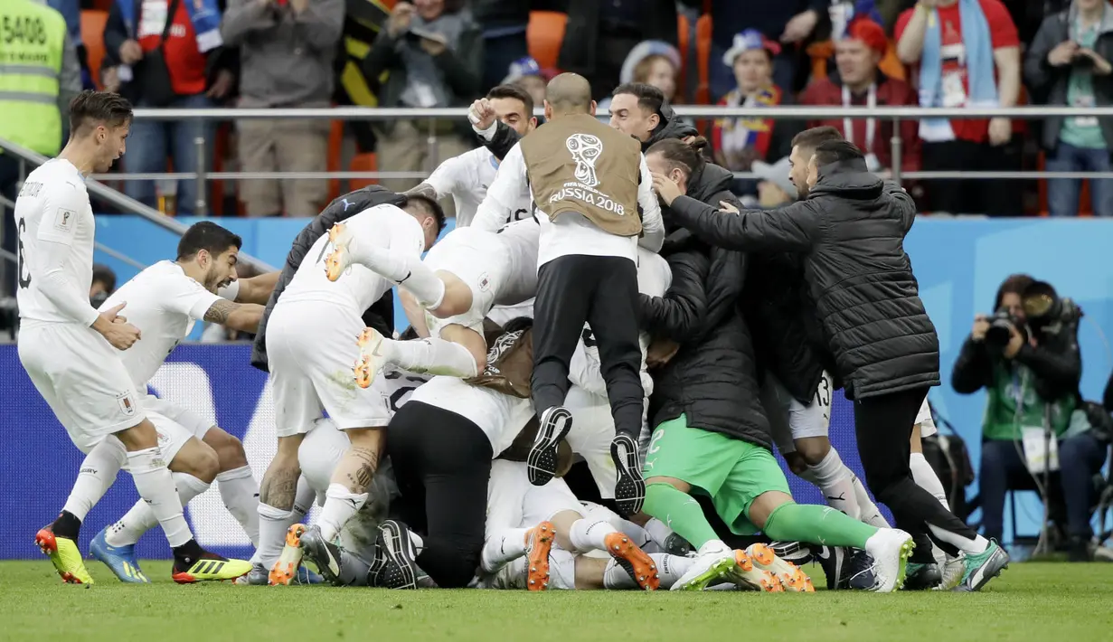 Para pemain Uruguay merayakan gol yang dicetak oleh Jose Gimenez ke gawang Mesir pada laga Piala Dunia di Stadion Ekaterinburg, Jumat (15/6/2018). Uruguay menang 1-0 atas Mesir. (AP/Mark Baker)