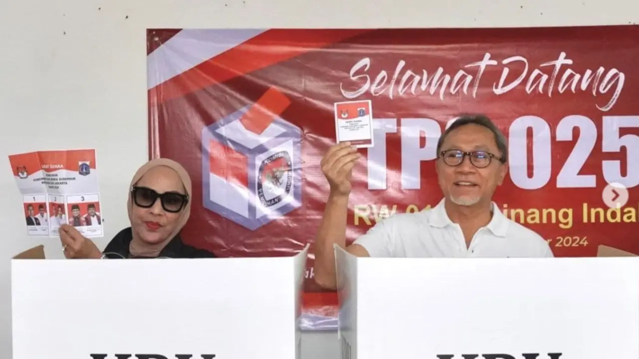 Menteri Koordinator bidang Pangan, Zulkifli Hasan, menggunakan hak pilihnya dalam Pilkada Jakarta di TPS 25 Cipinang Muara, Rabu (27/11/2024).